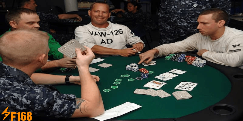 Các Mẹo Chơi Poker Chắc Thắng Hay Nhất Năm 2025 5 Tập trung các lá trên bàn là mẹo chơi rất hiệu quả